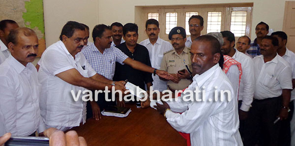 ಆನೆ ದಾಳಿಯಲ್ಲಿ ಮೃತಪಟ್ಟ ಕುಟುಂಬಕ್ಕೆ ಅರಣ್ಯ ಇಲಾಖೆಯಿಂದ ಪರಿಹಾರ